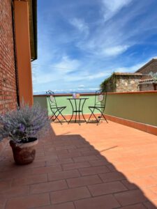 Balkon met uitzicht op meer